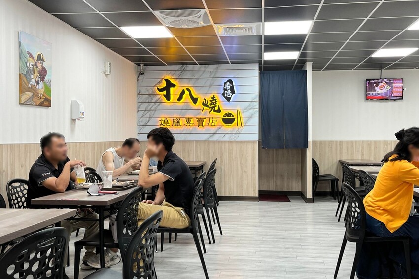 香港師傅開的台中燒臘店,招牌五寶飯、貴妃雞全腿飯、黯然消魂飯有夠經典!份量選擇超彈性