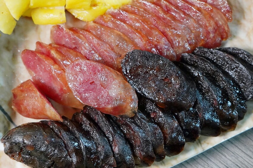 香港師傅開的台中燒臘店,招牌五寶飯、貴妃雞全腿飯、黯然消魂飯有夠經典!份量選擇超彈性