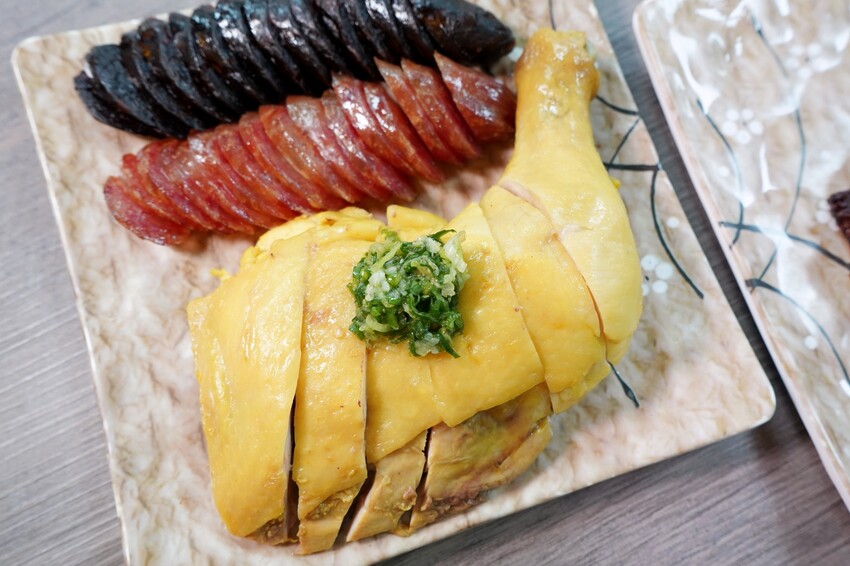 香港師傅開的台中燒臘店,招牌五寶飯、貴妃雞全腿飯、黯然消魂飯有夠經典!份量選擇超彈性