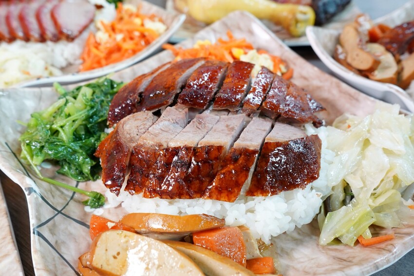 香港師傅開的台中燒臘店,招牌五寶飯、貴妃雞全腿飯、黯然消魂飯有夠經典!份量選擇超彈性