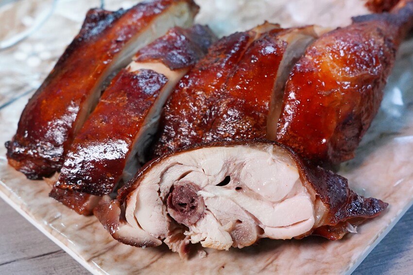 香港師傅開的台中燒臘店,招牌五寶飯、貴妃雞全腿飯、黯然消魂飯有夠經典!份量選擇超彈性