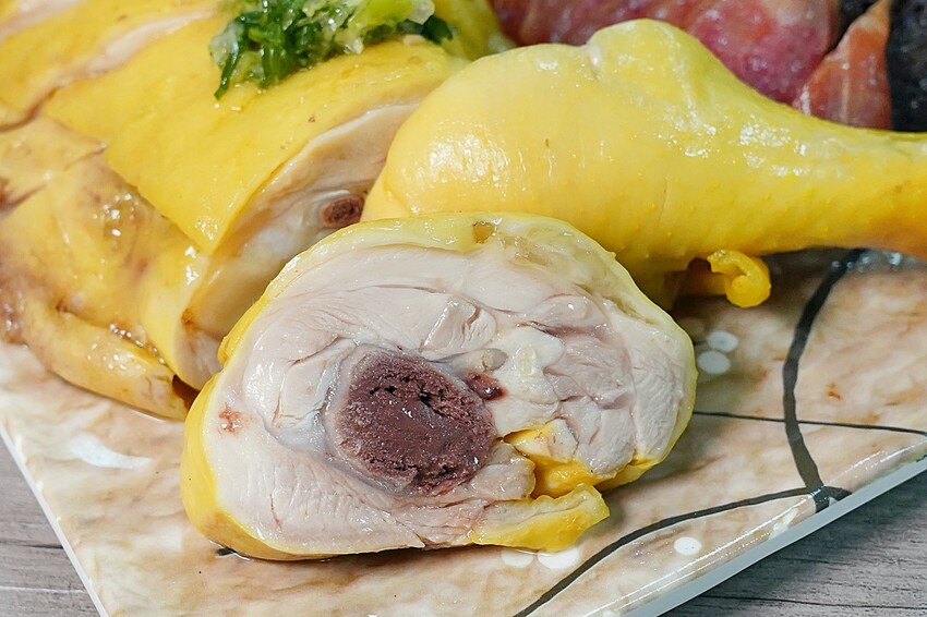 香港師傅開的台中燒臘店,招牌五寶飯、貴妃雞全腿飯、黯然消魂飯有夠經典!份量選擇超彈性