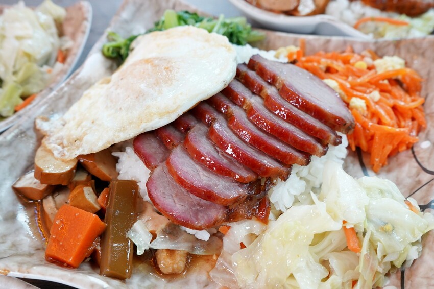 香港師傅開的台中燒臘店,招牌五寶飯、貴妃雞全腿飯、黯然消魂飯有夠經典!份量選擇超彈性