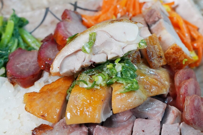 香港師傅開的台中燒臘店,招牌五寶飯、貴妃雞全腿飯、黯然消魂飯有夠經典!份量選擇超彈性