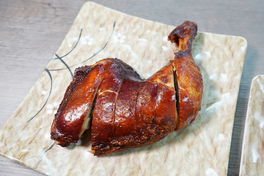 香港師傅開的台中燒臘店,招牌五寶飯、貴妃雞全腿飯、黯然消魂飯有夠經典!份量選擇超彈性