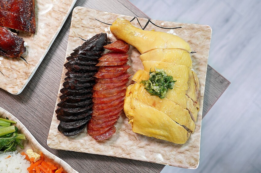 香港師傅開的台中燒臘店,招牌五寶飯、貴妃雞全腿飯、黯然消魂飯有夠經典!份量選擇超彈性