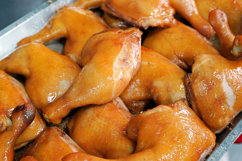 香港師傅開的台中燒臘店,招牌五寶飯、貴妃雞全腿飯、黯然消魂飯有夠經典!份量選擇超彈性