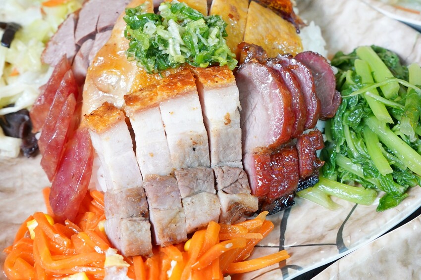 香港師傅開的台中燒臘店,招牌五寶飯、貴妃雞全腿飯、黯然消魂飯有夠經典!份量選擇超彈性
