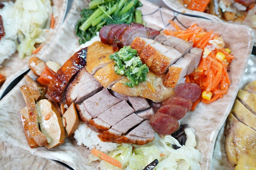 香港師傅開的台中燒臘店,招牌五寶飯、貴妃雞全腿飯、黯然消魂飯有夠經典!份量選擇超彈性