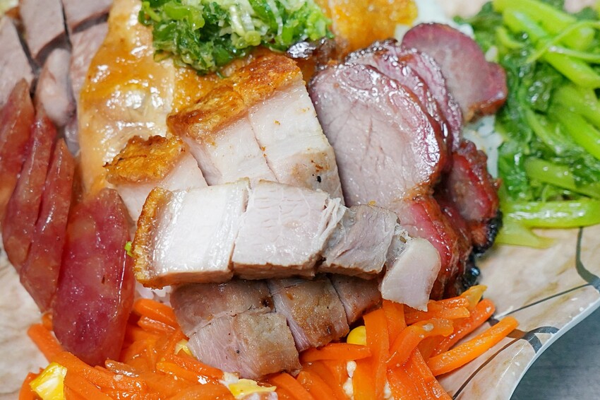 香港師傅開的台中燒臘店,招牌五寶飯、貴妃雞全腿飯、黯然消魂飯有夠經典!份量選擇超彈性