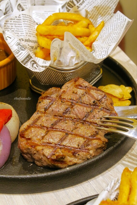 【牛排先生】高雄家樂福複合式牛排餐廳~想吃義大利麵與牛排樣樣都有~高雄平價牛排環境整潔燈光明亮的商業午餐空間 【牛排先生】高雄家樂福複合式牛排餐廳~想吃義大利麵與牛排樣樣都有~高雄平價牛排環境整潔燈光明亮的商業午餐空間