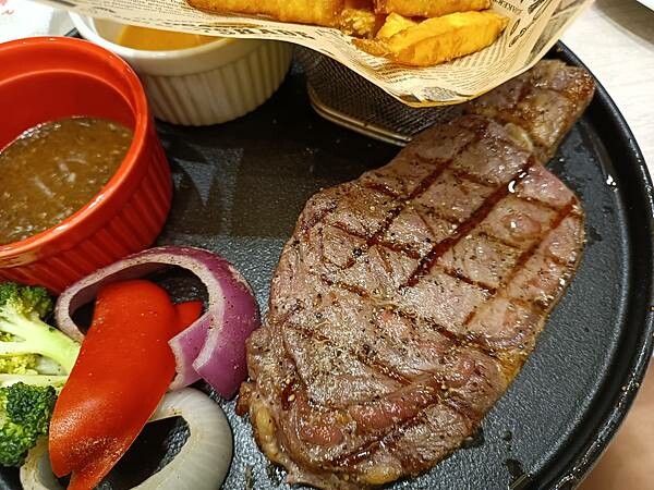 高雄慶生餐廳推薦～【Mr. Steak 牛排先生】幾歲生日就送幾隻蝦！找你阿公阿罵來最適合