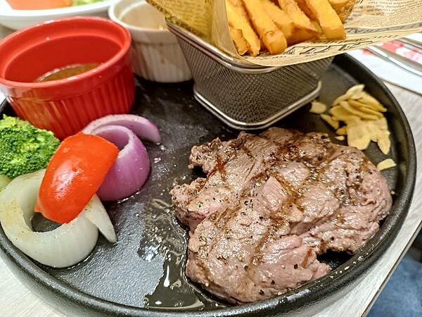 高雄慶生餐廳推薦～【Mr. Steak 牛排先生】幾歲生日就送幾隻蝦！找你阿公阿罵來最適合