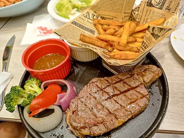 高雄慶生餐廳推薦～【Mr. Steak 牛排先生】幾歲生日就送幾隻蝦！找你阿公阿罵來最適合