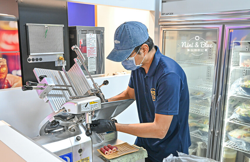 台中台式火鍋推薦，剝皮辣椒雞、麻油雞、魷魚螺肉蒜台灣古早味湯頭