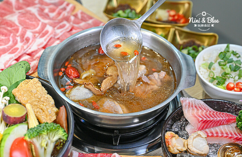 台中台式火鍋推薦，剝皮辣椒雞、麻油雞、魷魚螺肉蒜台灣古早味湯頭