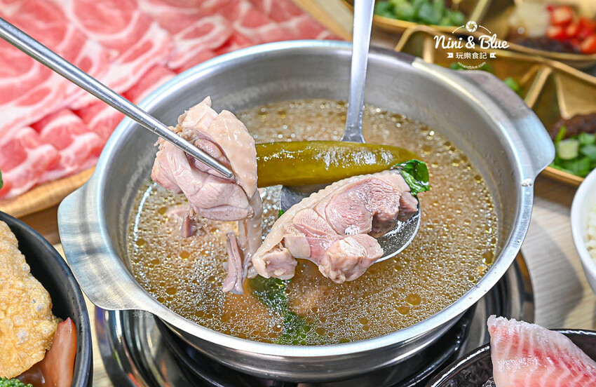 台中台式火鍋推薦，剝皮辣椒雞、麻油雞、魷魚螺肉蒜台灣古早味湯頭