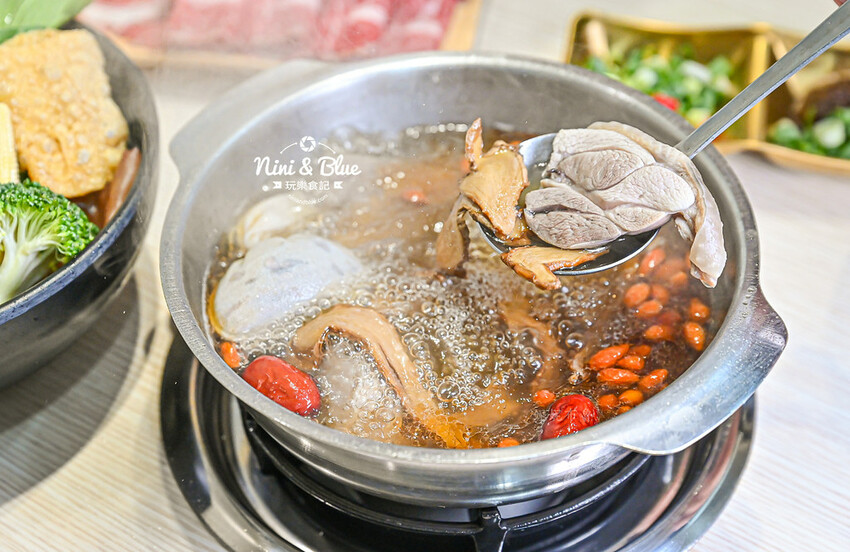 台中台式火鍋推薦，剝皮辣椒雞、麻油雞、魷魚螺肉蒜台灣古早味湯頭