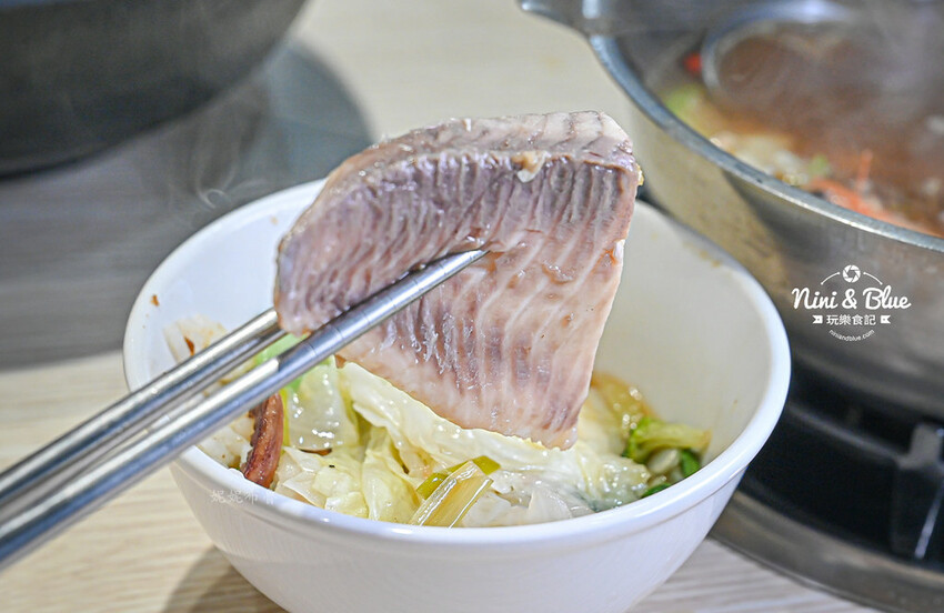 台中台式火鍋推薦，剝皮辣椒雞、麻油雞、魷魚螺肉蒜台灣古早味湯頭