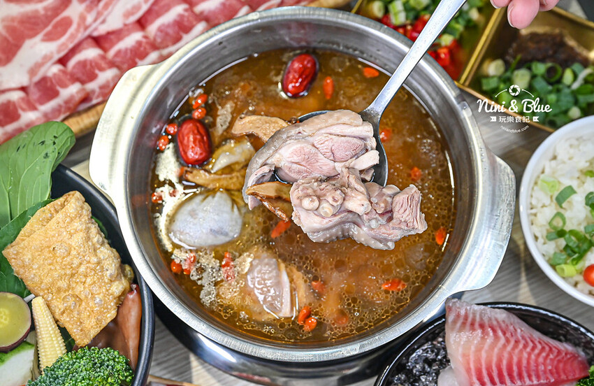 台中台式火鍋推薦，剝皮辣椒雞、麻油雞、魷魚螺肉蒜台灣古早味湯頭