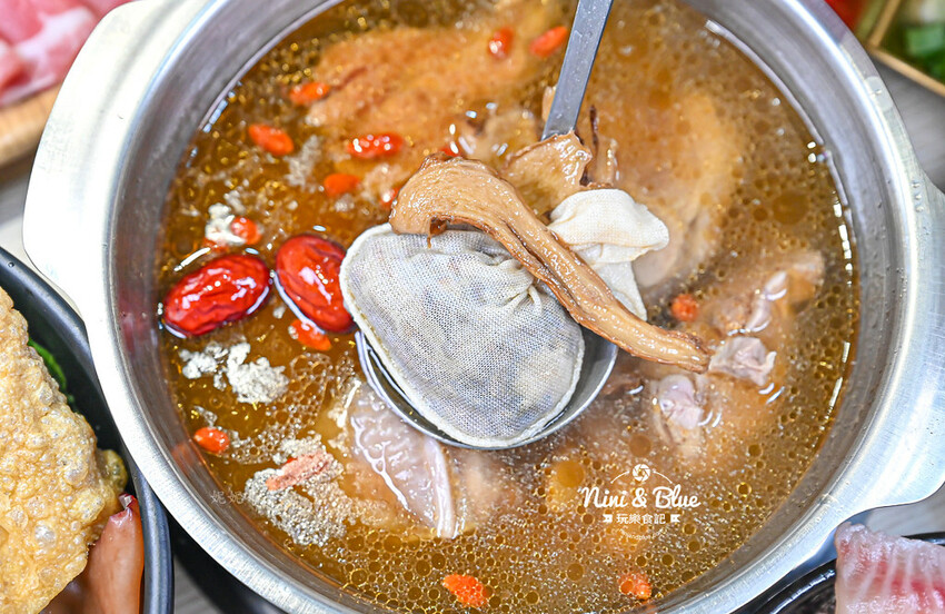 台中台式火鍋推薦，剝皮辣椒雞、麻油雞、魷魚螺肉蒜台灣古早味湯頭