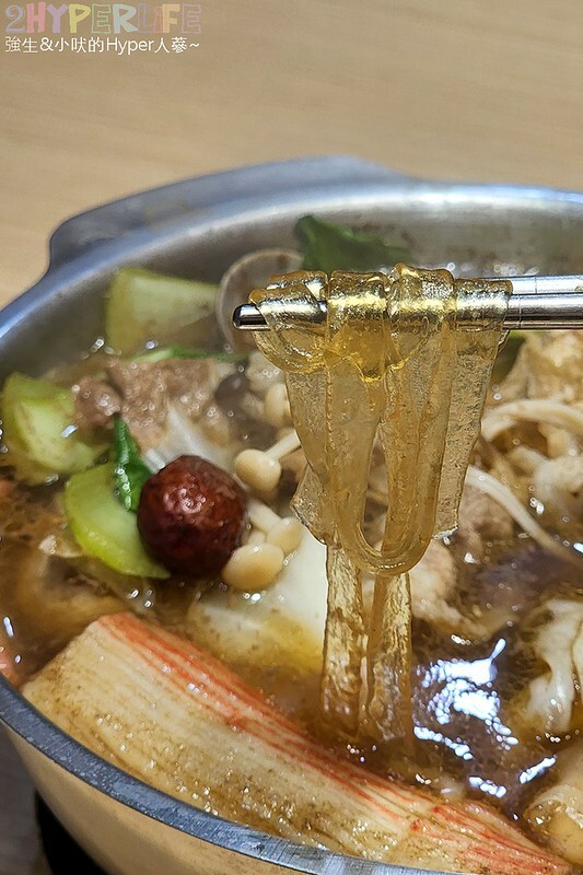 台中火車站附近平價個人小火鍋,150元就吃得到台式特色湯頭,白飯以及飲料冰品自助吧還無限取用哦!