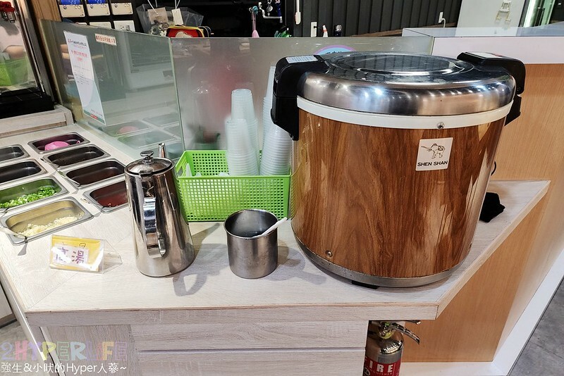 台中火車站附近平價個人小火鍋,150元就吃得到台式特色湯頭,白飯以及飲料冰品自助吧還無限取用哦!