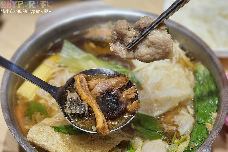 台中火車站附近平價個人小火鍋,150元就吃得到台式特色湯頭,白飯以及飲料冰品自助吧還無限取用哦!