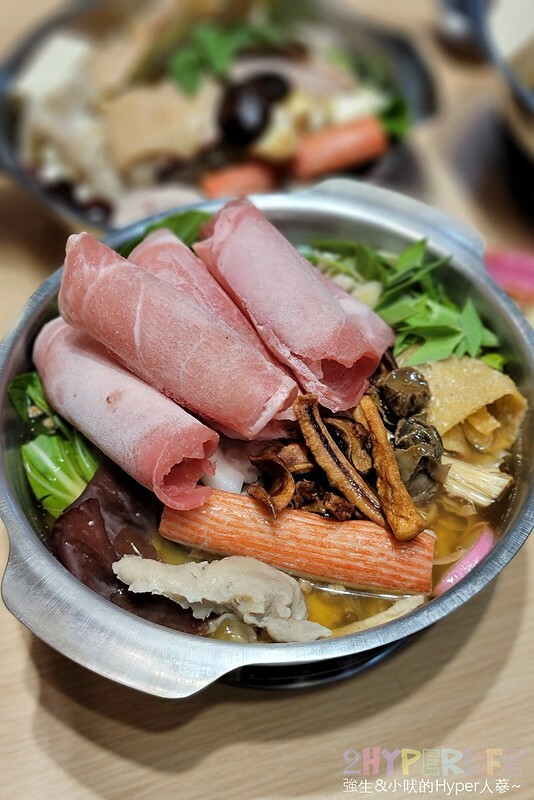 台中火車站附近平價個人小火鍋,150元就吃得到台式特色湯頭,白飯以及飲料冰品自助吧還無限取用哦!