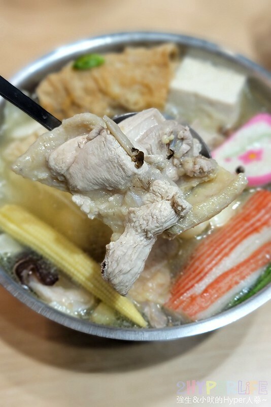 台中火車站附近平價個人小火鍋,150元就吃得到台式特色湯頭,白飯以及飲料冰品自助吧還無限取用哦!