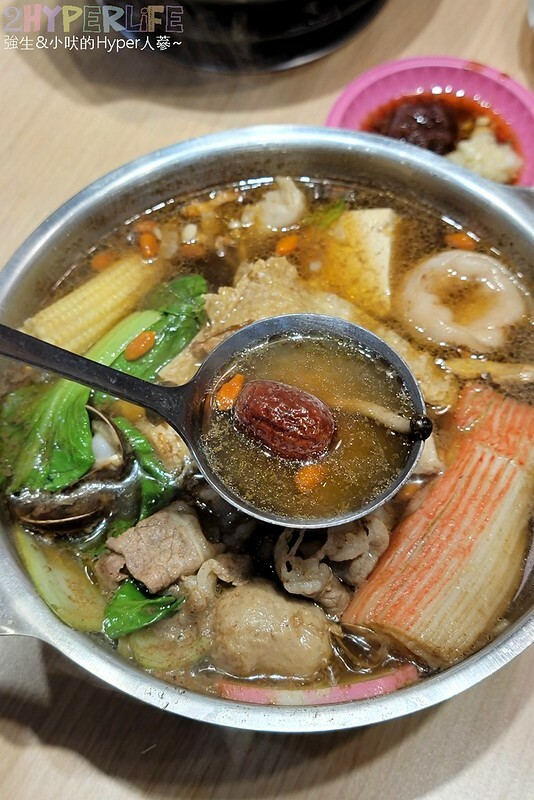 台中火車站附近平價個人小火鍋,150元就吃得到台式特色湯頭,白飯以及飲料冰品自助吧還無限取用哦!