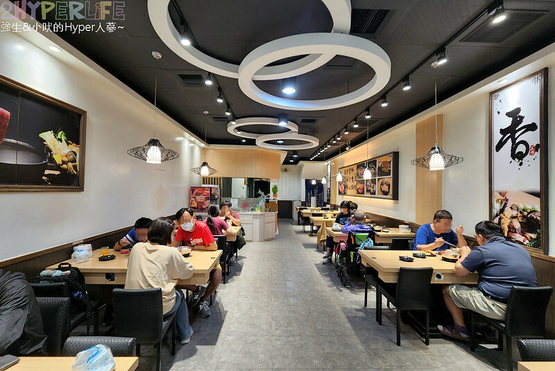 台中火車站附近平價個人小火鍋,150元就吃得到台式特色湯頭,白飯以及飲料冰品自助吧還無限取用哦!