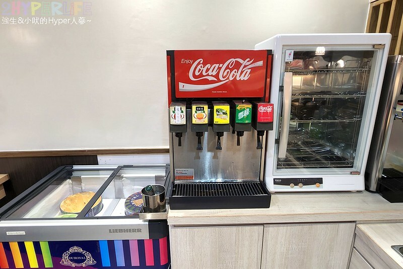 台中火車站附近平價個人小火鍋,150元就吃得到台式特色湯頭,白飯以及飲料冰品自助吧還無限取用哦!