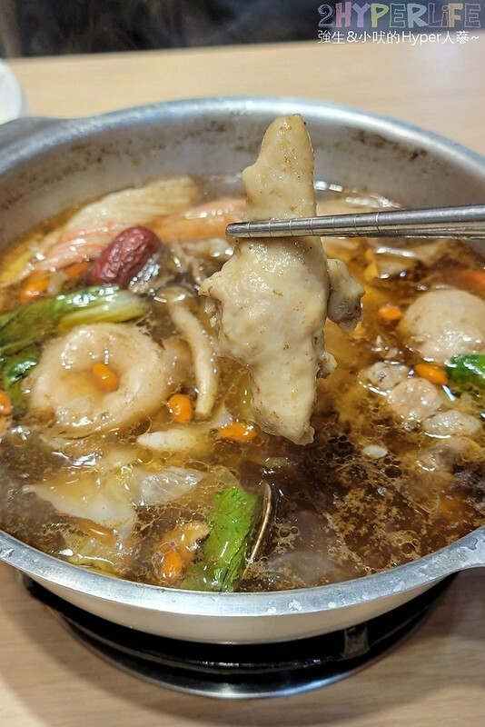 台中火車站附近平價個人小火鍋,150元就吃得到台式特色湯頭,白飯以及飲料冰品自助吧還無限取用哦!