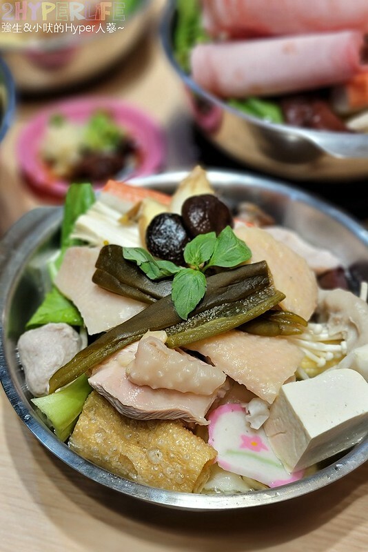 台中火車站附近平價個人小火鍋,150元就吃得到台式特色湯頭,白飯以及飲料冰品自助吧還無限取用哦!