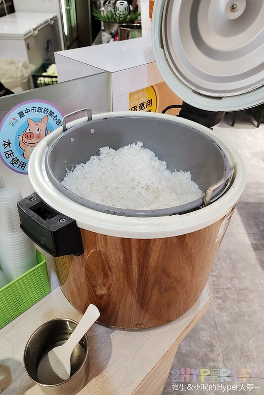 台中火車站附近平價個人小火鍋,150元就吃得到台式特色湯頭,白飯以及飲料冰品自助吧還無限取用哦!