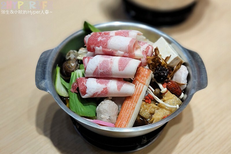 台中火車站附近平價個人小火鍋,150元就吃得到台式特色湯頭,白飯以及飲料冰品自助吧還無限取用哦!