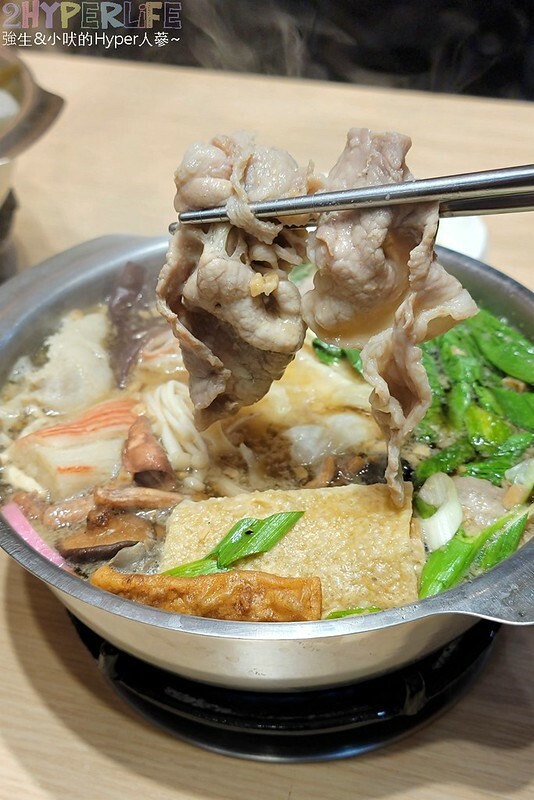 台中火車站附近平價個人小火鍋,150元就吃得到台式特色湯頭,白飯以及飲料冰品自助吧還無限取用哦!