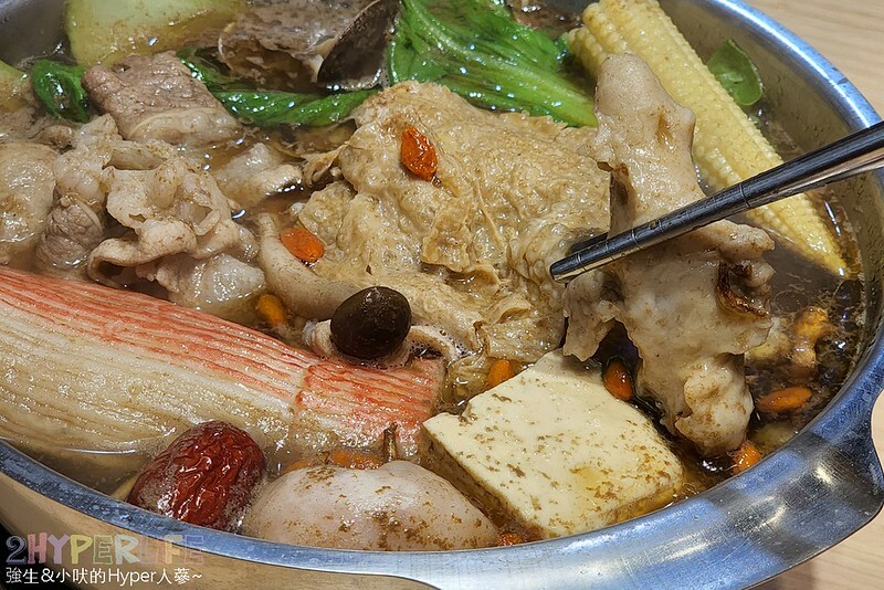 台中火車站附近平價個人小火鍋,150元就吃得到台式特色湯頭,白飯以及飲料冰品自助吧還無限取用哦!