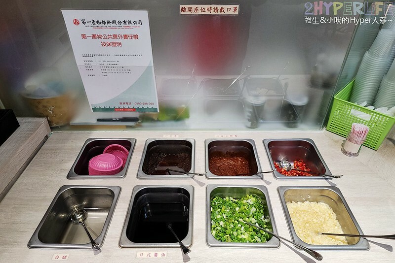 台中火車站附近平價個人小火鍋,150元就吃得到台式特色湯頭,白飯以及飲料冰品自助吧還無限取用哦!