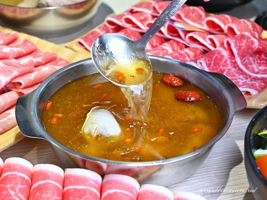 台中市東區台中人氣小火鍋，主打台式口味，最低229元起，還有超狂17oz大肉盤