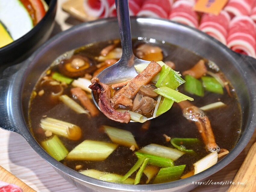 台中市東區台中人氣小火鍋，主打台式口味，最低229元起，還有超狂17oz大肉盤