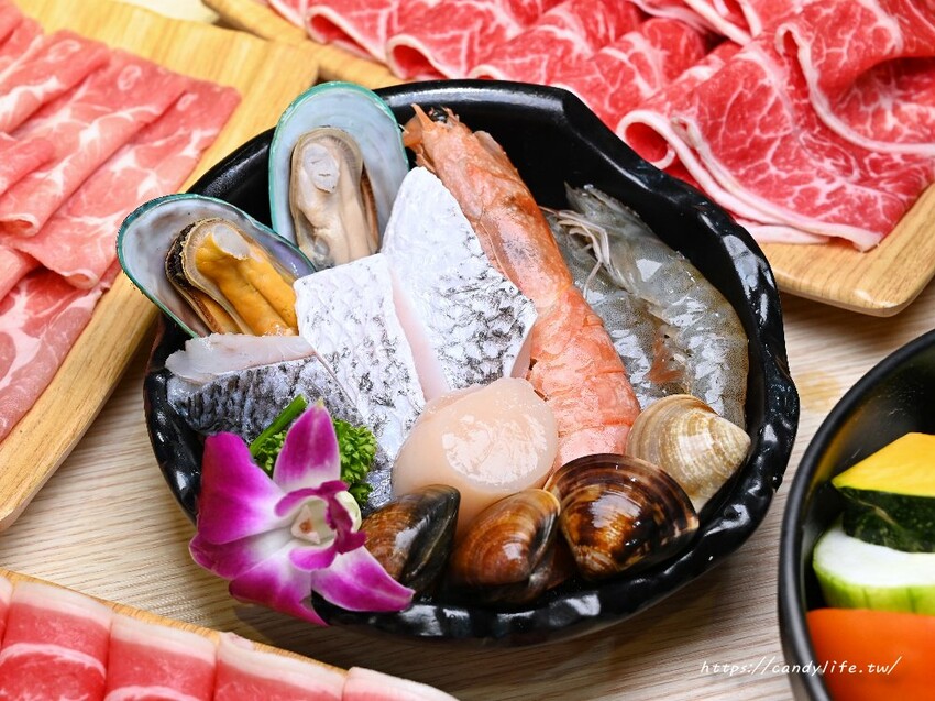 台中市東區台中人氣小火鍋，主打台式口味，最低229元起，還有超狂17oz大肉盤