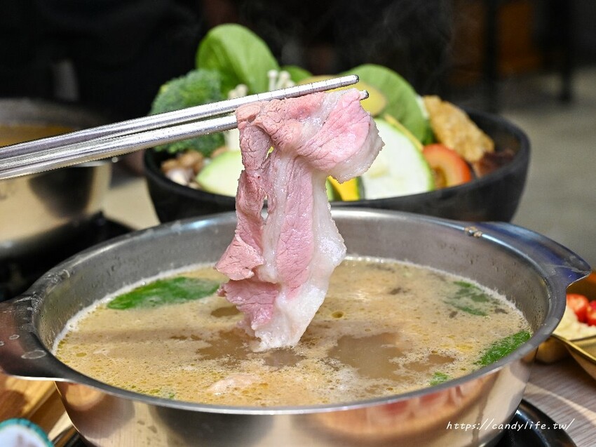 台中市東區台中人氣小火鍋，主打台式口味，最低229元起，還有超狂17oz大肉盤