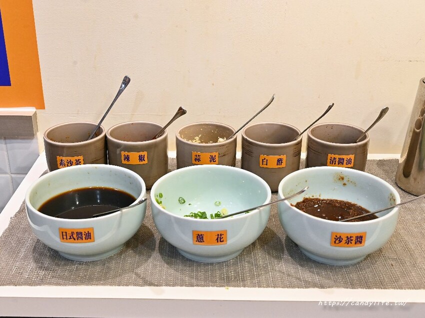 台中市東區台中人氣小火鍋，主打台式口味，最低229元起，還有超狂17oz大肉盤