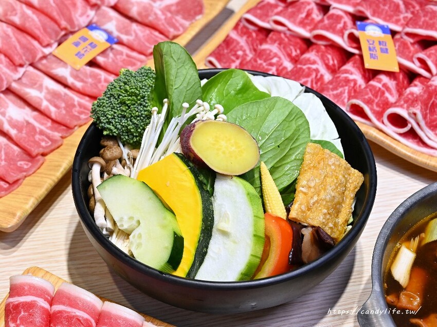 台中市東區台中人氣小火鍋，主打台式口味，最低229元起，還有超狂17oz大肉盤