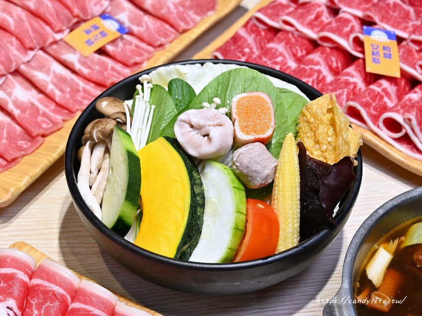 台中市東區台中人氣小火鍋，主打台式口味，最低229元起，還有超狂17oz大肉盤