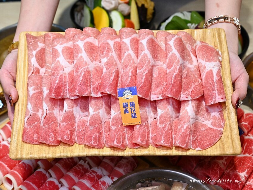 台中市東區台中人氣小火鍋，主打台式口味，最低229元起，還有超狂17oz大肉盤