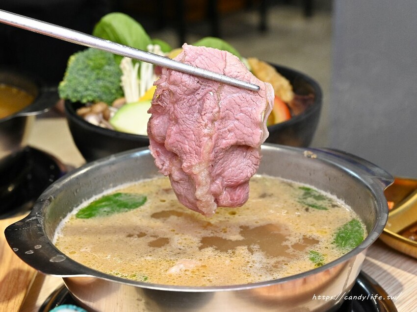 台中市東區台中人氣小火鍋，主打台式口味，最低229元起，還有超狂17oz大肉盤