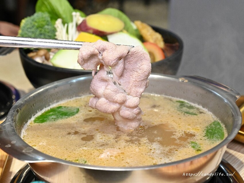 台中市東區台中人氣小火鍋，主打台式口味，最低229元起，還有超狂17oz大肉盤